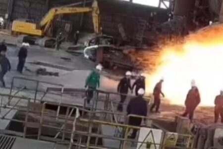 ۷ مصدوم در پی باز شدن مجرای تخلیه مذاب کوره بلند کارخانه فولاد زرند + فیلم | خبر کرمان