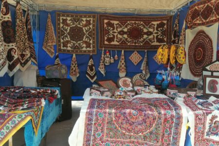 نمایشگاهی درحصار گونی‌های آبی! | خبر کرمان