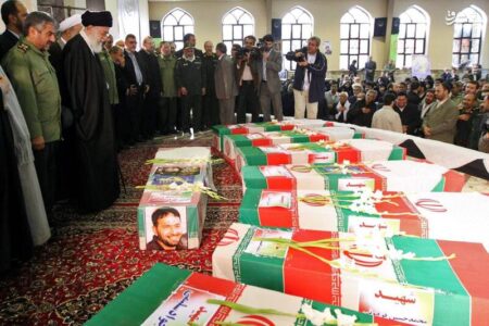 عکس/ حضور رهبر انقلاب در مراسم تشییع پیکر شهدای جهاد خودکفایی سپاه