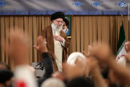 فیلم/لحظاتی از اهدای چفیه رهبر انقلاب به بسیجیان