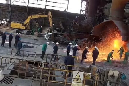 ۹مصدوم بر اثر تخلیه مواد مذاب کوره فولاد زرند کرمان