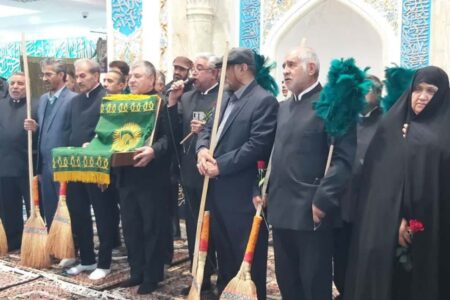 فیلم| شانه پر خادمان رضوی بر گیسوان قاب‌گرفته شهیدان بیت الزهرا(س) | خبر کرمان