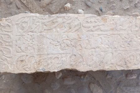 کشف سنگ قبر تاریخی در گلباف کرمان | خبر کرمان