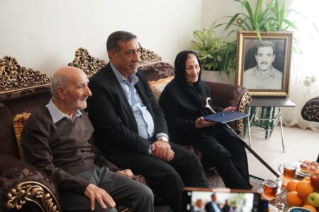 معاون اجرایی رئیس‌جمهور با خانواده شهید احمدی دیدار کرد | اخبار اصلاحات