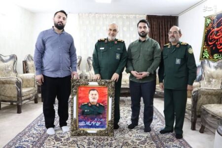 عکس/ اهدا لوح درجه رشادت سرلشکر شهید نیلفروشان به خانواده وی