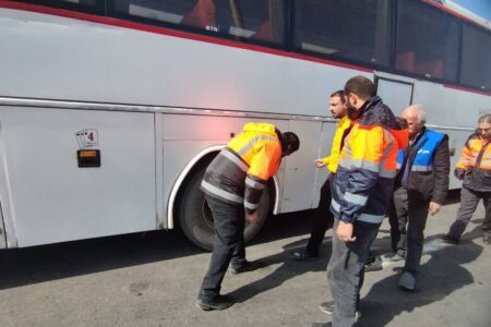 پلیس‌راه بم از تردد اتوبوس غیرمجاز حامل بیش از ۸۰ دانش‌آموز جلوگیری کرد | خبر کرمان