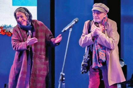 حالا که این پیرمرد ( رضا بابک) دست داد، عرش خدا به لرزه در می‌آید؟ / در سن بالا، دست دادن با نامحرم مشکلی ندارد | اخبار اصلاحات