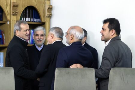 روزنامه اصولگرا: برخی جریانات مشکوک سیاسی بر این باور هستند که پزشکیان را باید به سمتی برد که بدون انجام مذاکره دچار ناکارآمدی شود که یا خودش استعفا بدهد یا آنکه در مسیر استیضاح قرار بگیرد | اخبار اصلاحات
