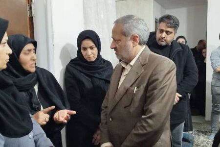 دیدار کاظمی باخانواده آتنا مولایی دانش آموز فوت شده مدرسه فرزانگان کرمان+فیلم | خبر کرمان