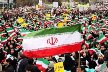 دوشنبه انقلابی مردم کرمان! / جهان حضور تماشایی مردم دیار حاج قاسم در جشن انقلاب را به نظاره نشست