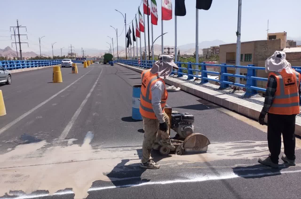 تقاطع غیرهمسطح شهید زنگی‌آبادی کرمان در مرحله تکمیل فنی؛ اجرای درزهای انبساط و آسفالت نهایی | خبر کرمان