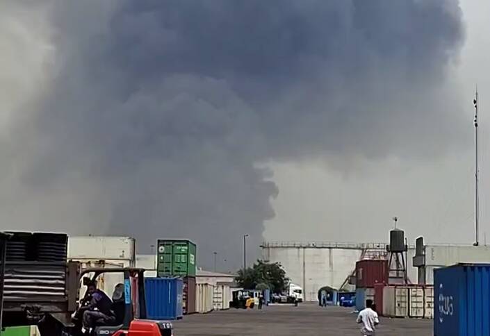 آتش محدوه اصلی بندر شهید رجایی تقریبا مهار شده است/ افزایش فوتی‌های حادثه به ۱۸ نفر/ ۳ روز عزای عمومی در هرمزگان +عکس و فیلم