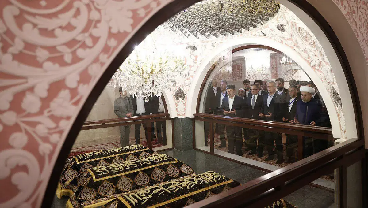 ادای احترام رئیس جمهور به ساحت مقدس خواهر امام رضا (ع) در سفر به باکو