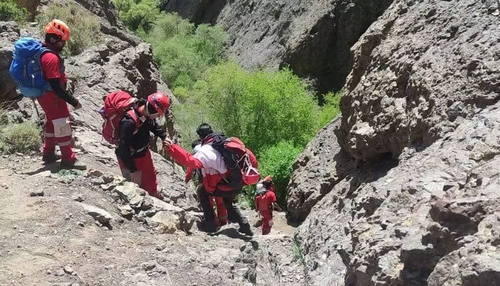 تلاش ۲۴ ساعته امدادگران برای نجات جان ۵ نفر در ارتفاعات کوهپایه کرمان | خبر کرمان