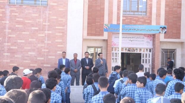 زمین چمن ۸۰۰ متری در یک دبیرستان پسرانه کرمان بهره‌برداری شد | اخبار کرمان و شهرستان ها