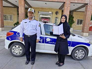 تقدیر پلیس سیرجان از بانوی فداکار؛ همکاری شهروندی در گره‌گشایی ترافیکی
