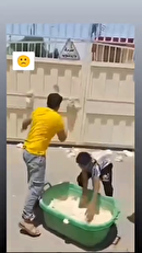 ماجرای خمیرهای چسبیده به درِب ورودی اداره برق قلعه گنج