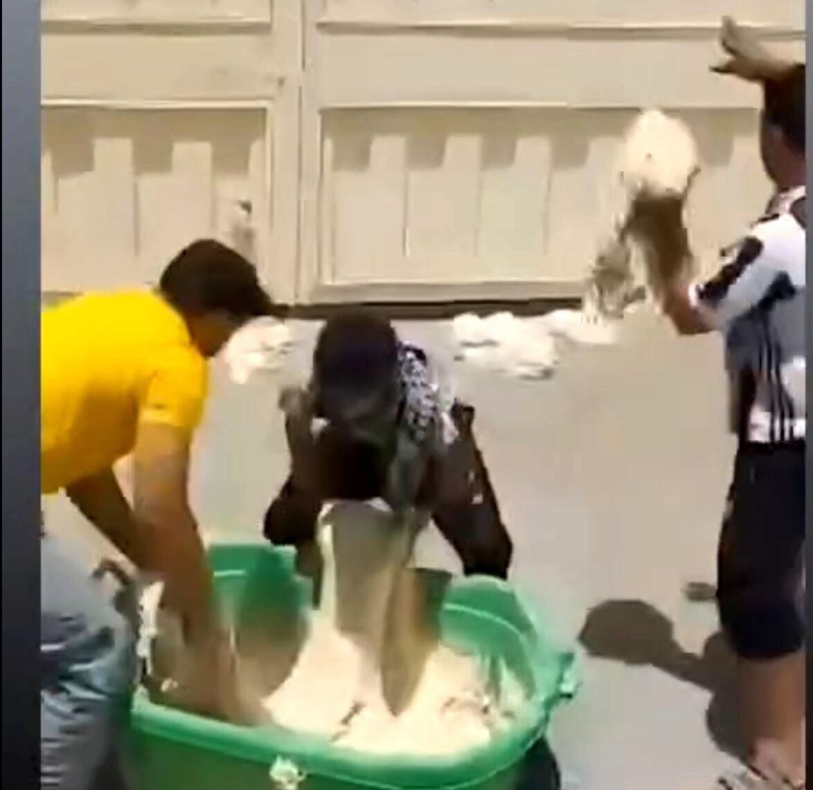 اعتراض نمادین به قطعی‌های برق در قلعه‌گنج؛ چالش مدیریت انرژی و مطالبه شهروندان در گرمای زودهنگام کرمان | خبر کرمان