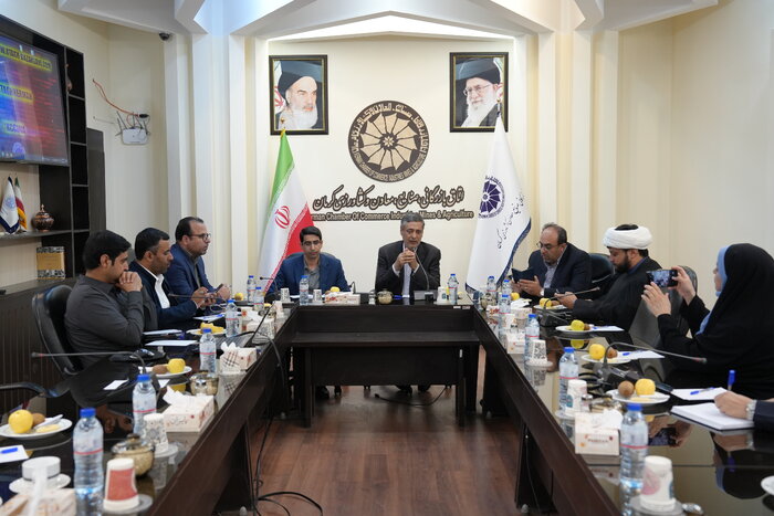 اتاقی در میانه میدانم آرزوست