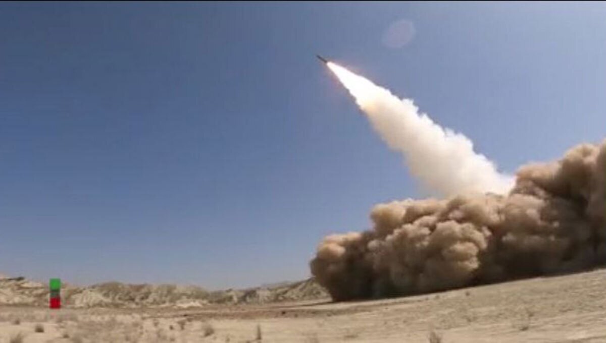 رونمایی از موشک بالستیک سوخت جامد «قاسم بصیر» با برد ۱۲۰۰ کیلومتر