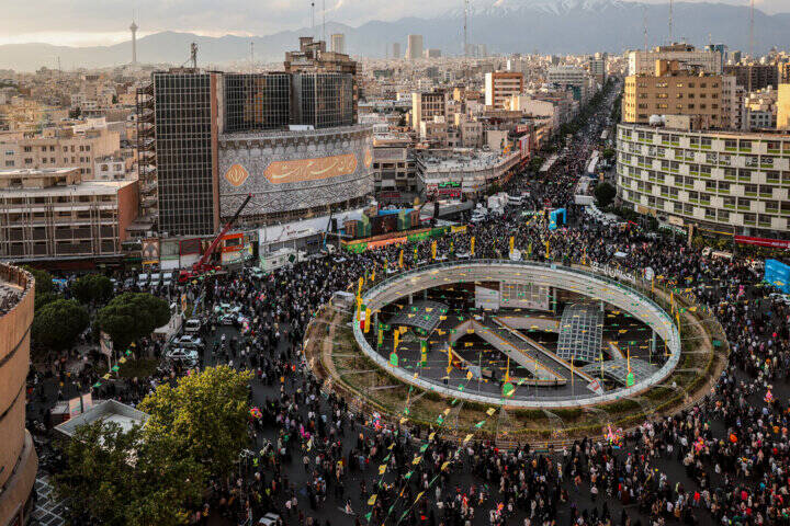 تهران در لباس عید؛ موج سبز امام رضایی‌ها از هفت‌تیر تا ولیعصر/ موکب‌های شادی در چهارراه‌های تهران؛ پذیرایی با عشق رضوی +عکس و فیلم
