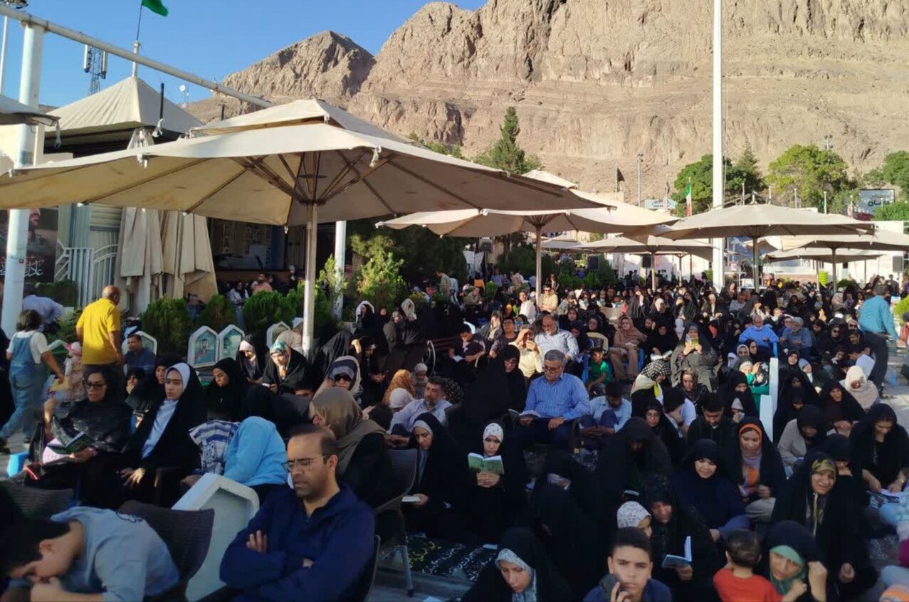 فیلم| نوای دلنشین دعای عرفه در گلزار شهدای کرمان | خبر کرمان