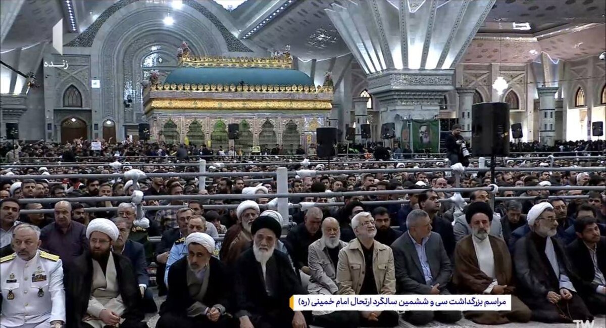 عکسی از سعید جلیلی در صف اول/ مسعود پزشکیان همنشین نوه های امام شد/ چمران و مقامات نظامی هم بودند