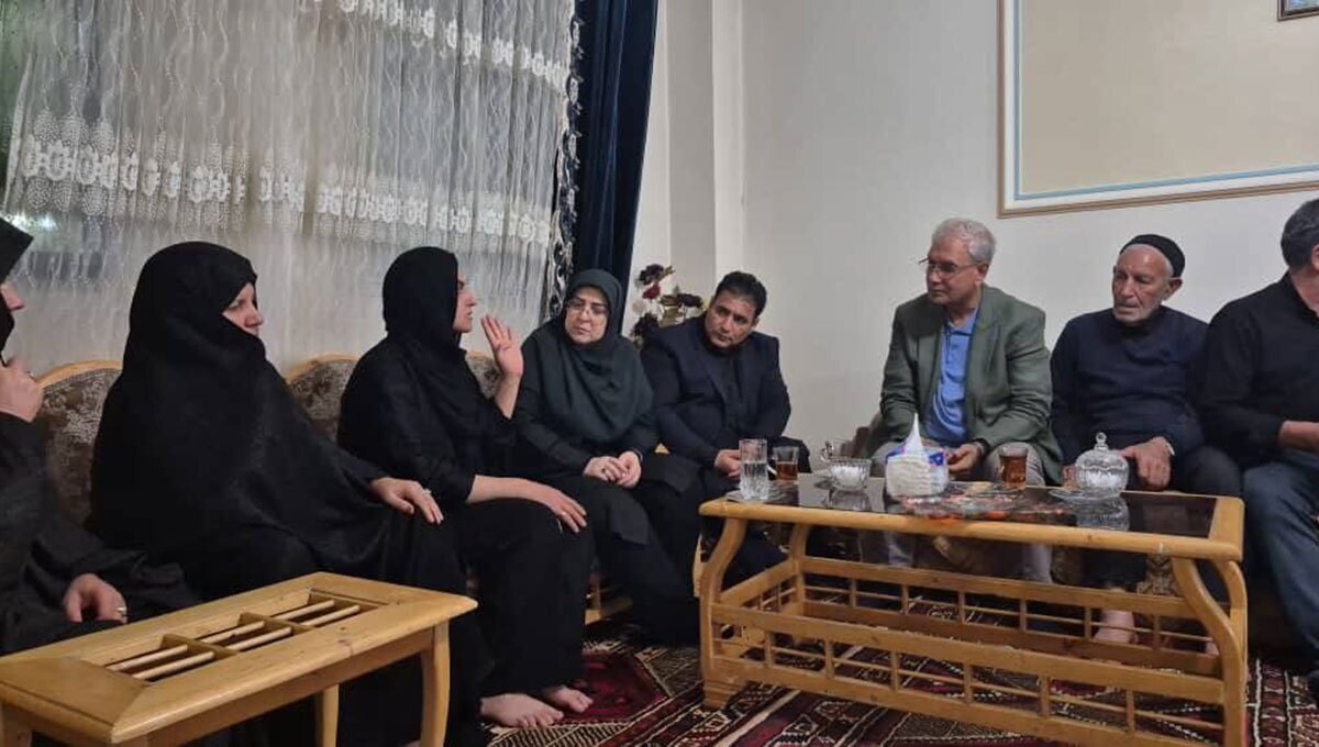 دیدار سخنگوی دولت و دستیار رئیس‌جمهور با خانواده الهه حسین‌نژاد (+عکس)