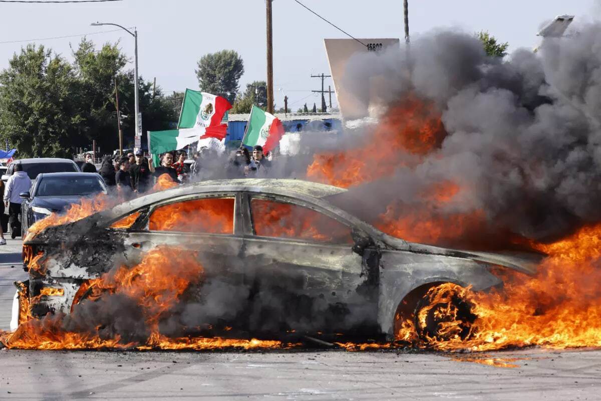 ادامه اعتراض و درگیری لس آنجلس (+ عکس) / مخالفت فرماندار با اعزام گارد / تهدید وزیر دفاع : تفنگداران دریایی اعزام می کنیم