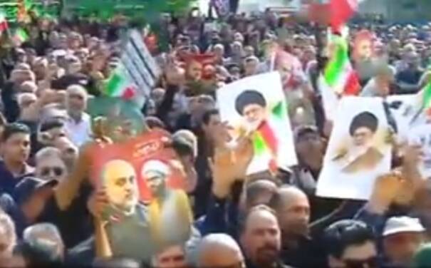 فیلم/ شعار مرگ بر آمریکا و اسرائیل در تشییع شهید رشید در دزفول