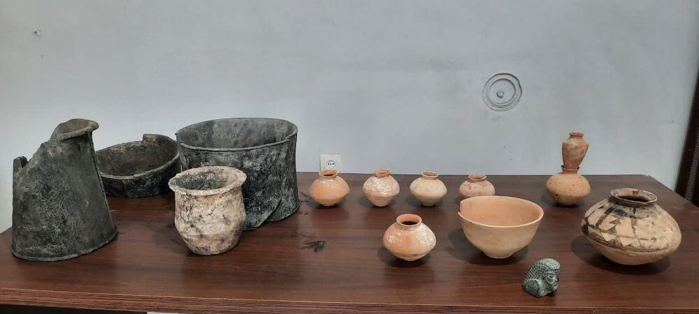 ۱۳ قطعه شیء عتیقه در جیرفت کشف شد | اخبار کرمان و شهرستان ها