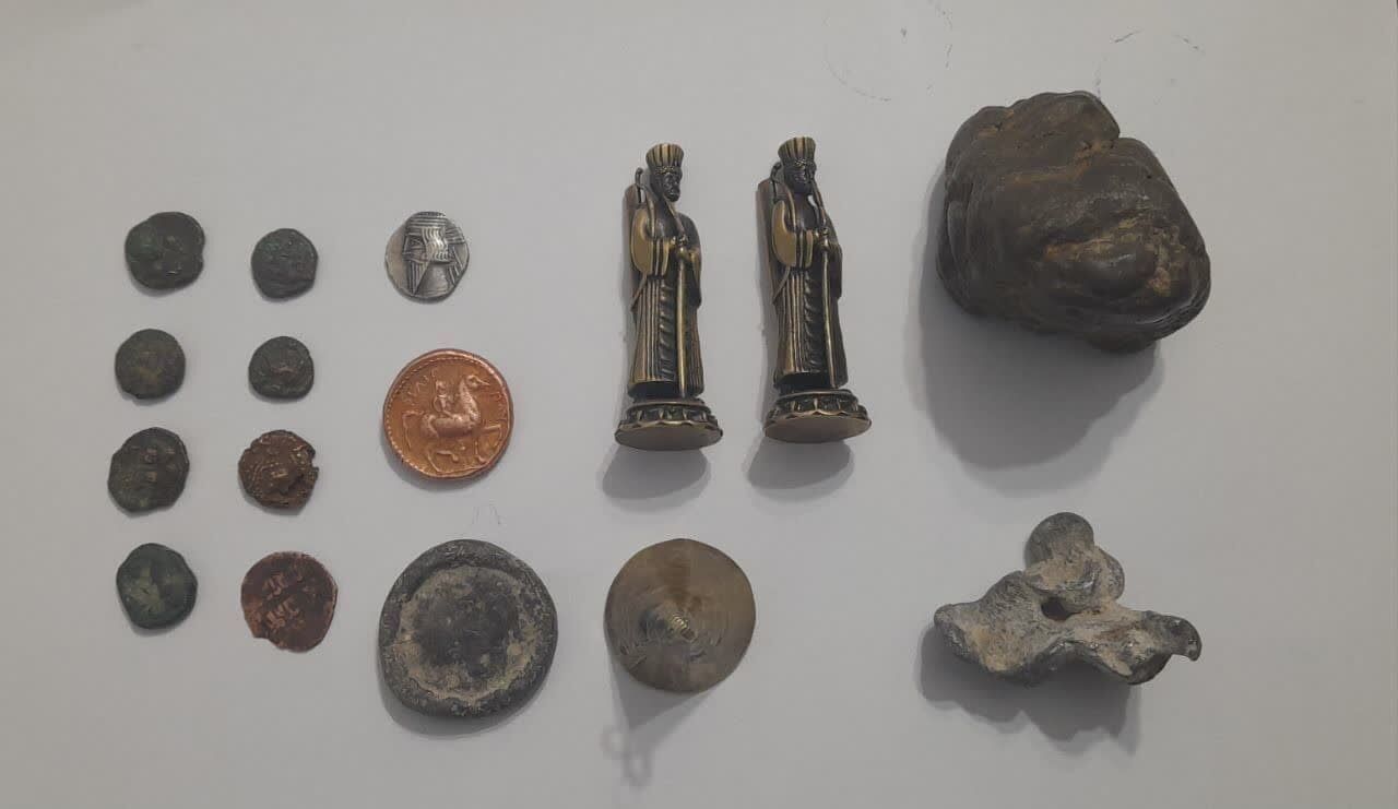  کشف ۳۰ قلم شیء عتیقه و سلاح غیرمجاز در کهنوج؛ ضربه پلیس به سوداگران میراث فرهنگی | خبر کرمان