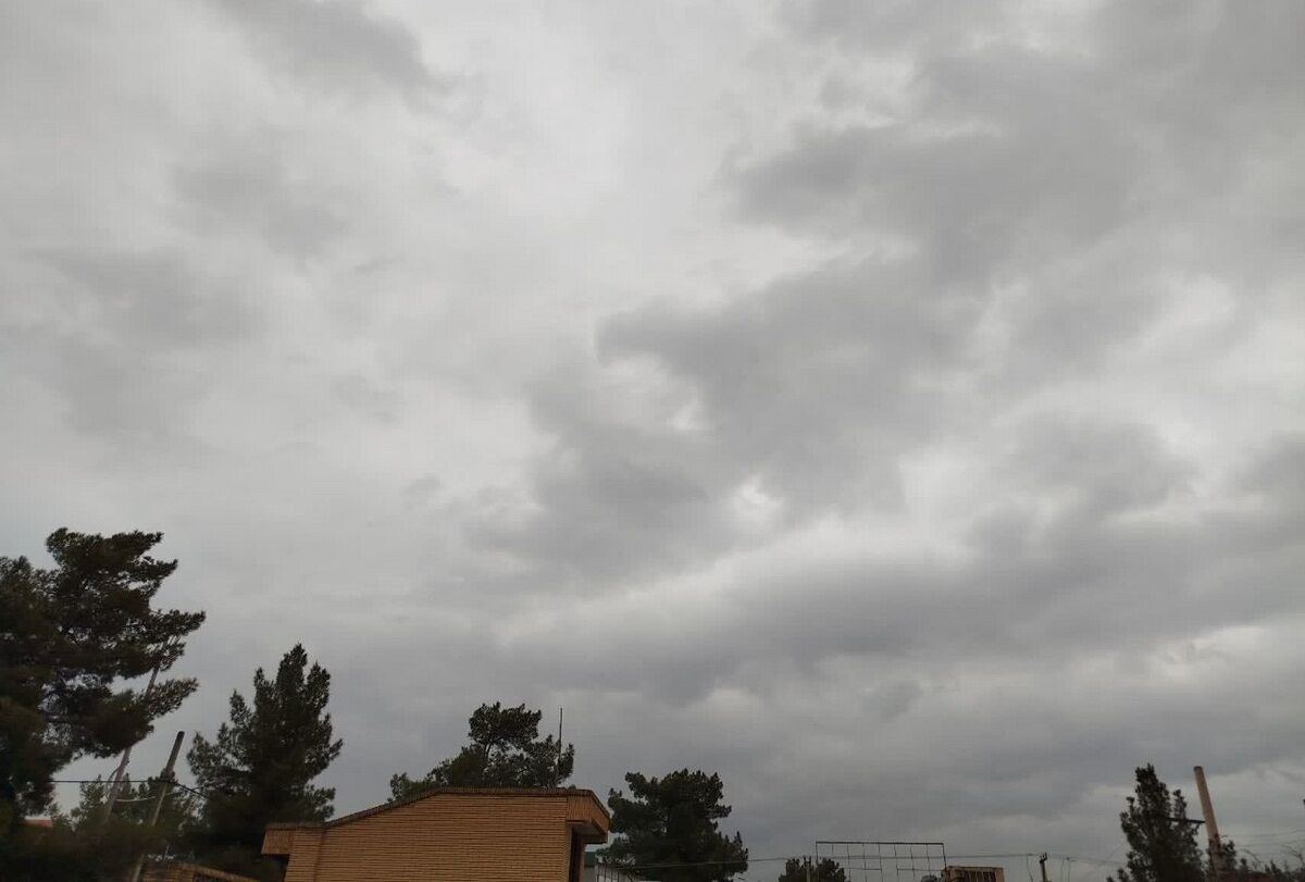 رگبار باران در هوای گرم کرمان: پدیده کم‌سابقه بارش در نیمه جنوبی استان همزمان با وزش باد و گردوخاک | خبر کرمان