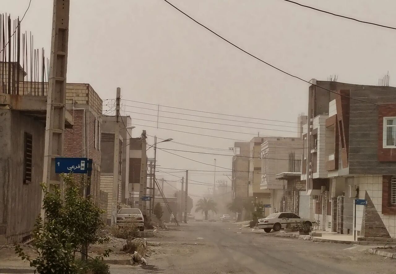 هجوم ریزگردها و آلودگی هوا، فعالیت ادارات جیرفت را به تعویق انداخت | خبر کرمان