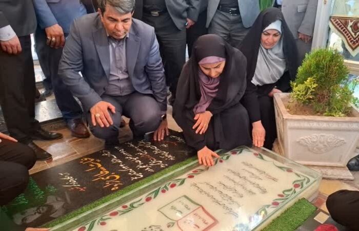 نخستین مقصد وزیر راه در کرمان، گلزار شهدا بود؛ ادای احترام به سردار دل‌ها و دختر کاپشن صورتی