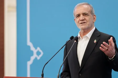 پزشکیان: فرودگاه قم به زودی بین‌المللی می‌شود