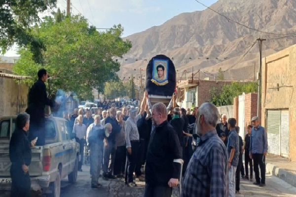 مادر شهید حسین عرب‌نژاد به فرزند شهیدش پیوست + عکس