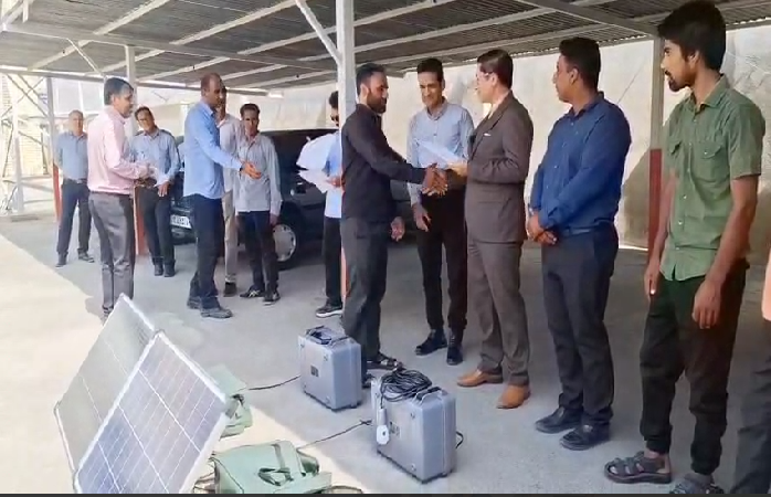 برق خورشیدی به عشایر منوجان رسید؛ ۲۰ سامانه قابل حمل توزیع شد
