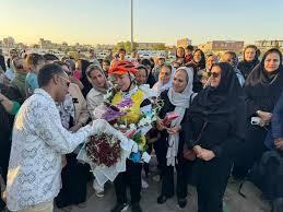 بانوی دوچرخه‌سوار سیرجانی با شعار “دوچرخه‌سوار، دوست واقعی زمین” دور دریاچه وان را رکاب زد
