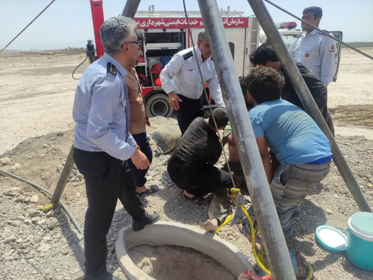 نجات مقنی گرفتار در چاه قنات بم/ عملیات ۴۵ دقیقه‌ای آتش‌نشانان جان کارگر را نجات داد