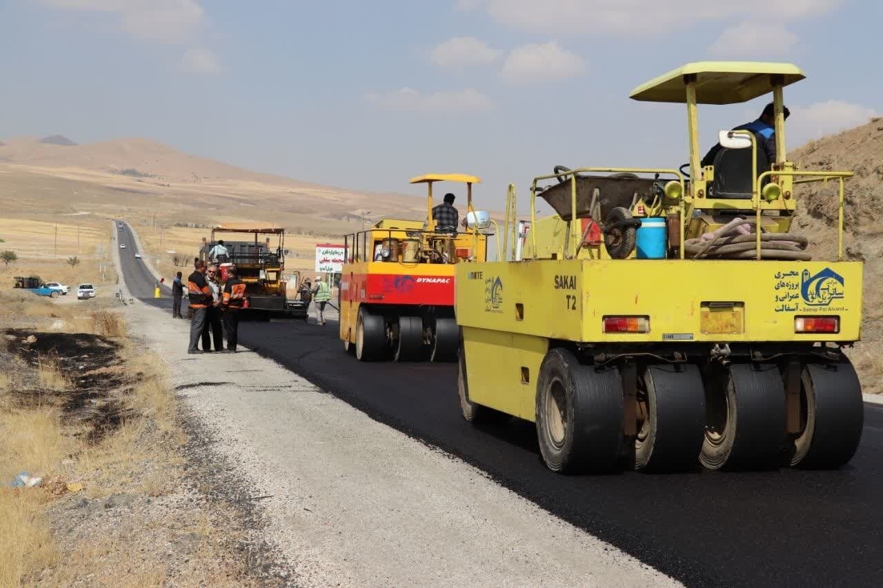 راهداری جنوب کرمان محورهای اربعینی را ایمن‌سازی می‌کند/ اجرای روکش آسفالت و حذف نقاط حادثه‌خیز