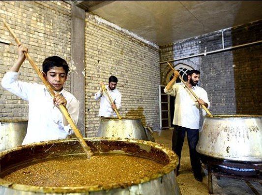 پخت ۲۵ دیگ آش نذری در خرم‌دشت‌ کوهبنان