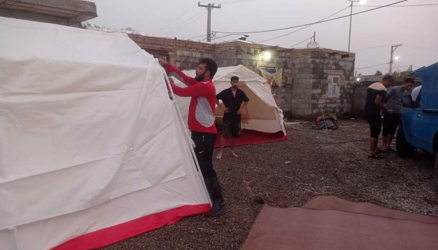 امدادرسانی به ۱۰۰ نفر متأثر از سیل در قلعه‌گنج | اخبار استان کرمان