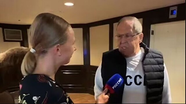 خشم غربی ها از نوشته روی سویشرت وزیر خارجه روسیه در آلاسکا