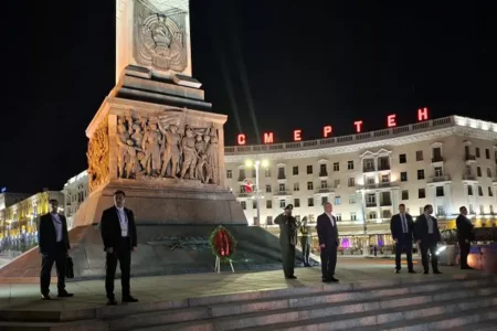 ادای احترام رئیس‌جمهور پزشکیان به بنای یادبود سرباز وطن در مینسک