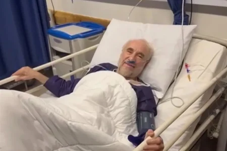 عیادت و احوالپرسی مراجع و مقامات کشوری از سیدمحمد خاتمی