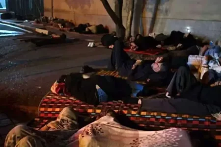 چرا ایرانی ها برای رفتن به چین شب تا صبح پشت سفارت می‌مانند؟