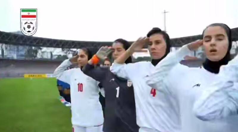 سلام نظامی دختران فوتبالیست زیر ۲۰ سال ایران