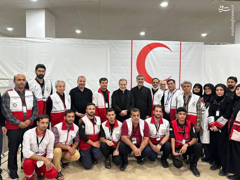 عکس یادگاری عراقچی با نیروهای هلال احمر در نجف