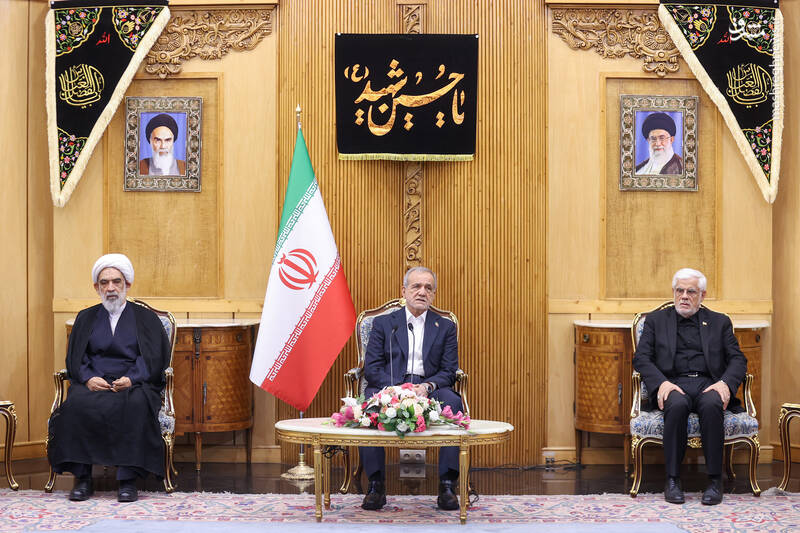 عکس/ بدرقه رسمی از پزشکیان پیش از سفر به ارمنستان